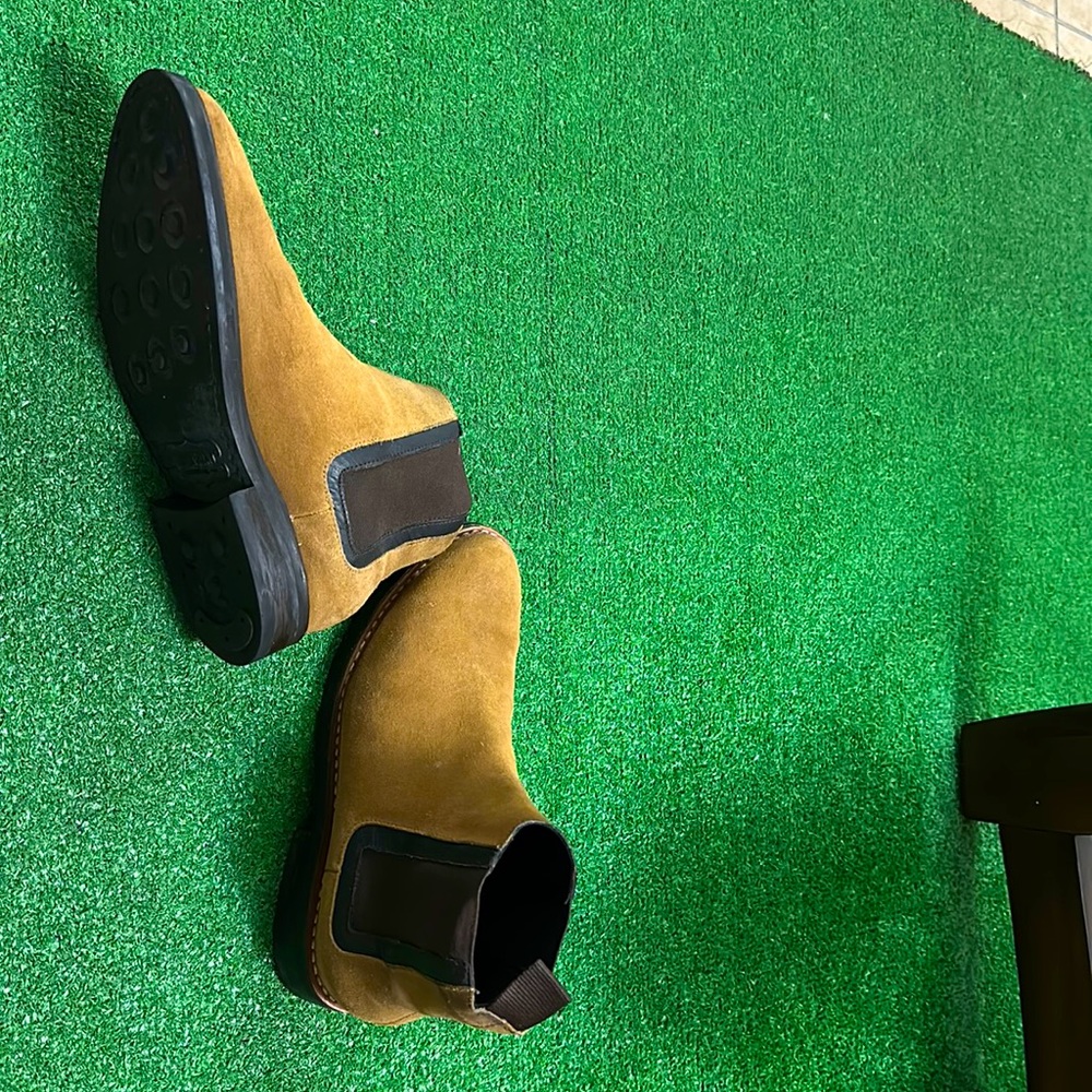 Very high quality, comfortable and Great conditions! I’ve worn them 3 times.
